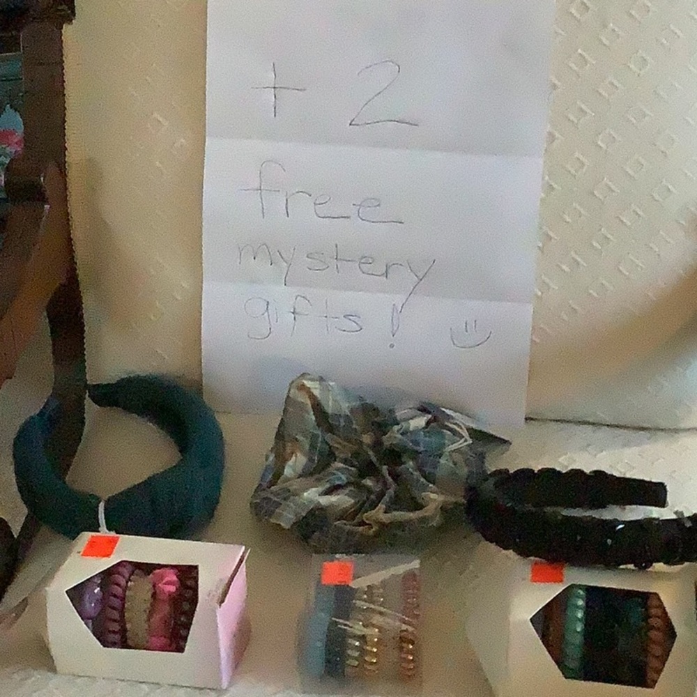 Bundle of hair accessories + 2 free additional items!